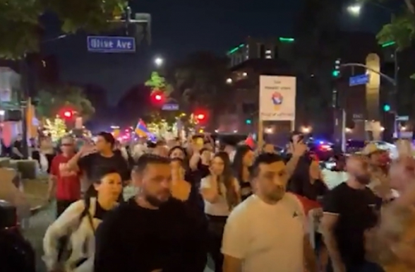 Լոս Անջելեսում հայերը փողոց են փակել և շարժվում են կոնգրեսական Ադամ Շիֆի բնակարան (տեսանյութ)